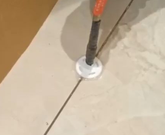 澄迈瓷砖空鼓维修公司专业解答瓷砖在铺贴过程中，如果没有涂抹均匀到位的粘结材料（如水泥砂浆或瓷砖胶），可能会导致以下问题