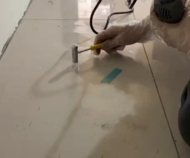 澄迈瓷砖开裂维修公司专业分享瓷砖在铺贴前如果没有沥干水分，将会导致以下问题